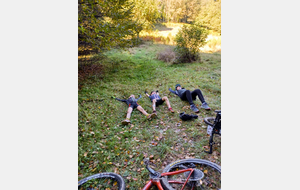 5 octobre 2024 - Les jeunes sur le parcours de la rando La Neddoise. Elle est pas belle la vie ?  De gauche à droite, en symbiose avec la nature, Simon, Achille et Léa, Louis étant resté au point de départ suite problème de monture.